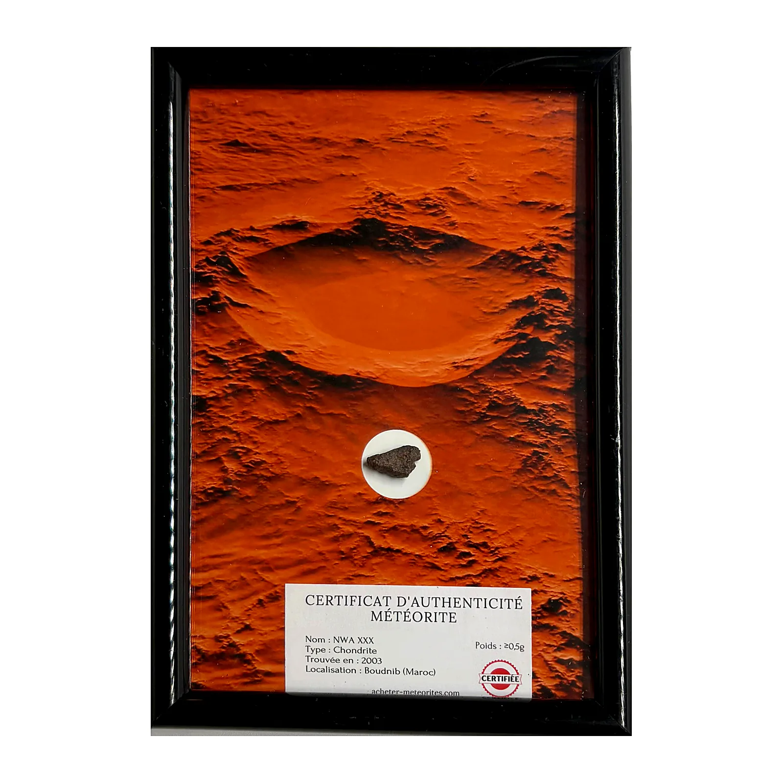 Photo surface de Mars avec météorite NWA XXX – cadre noir – vue de face sur fond blanc