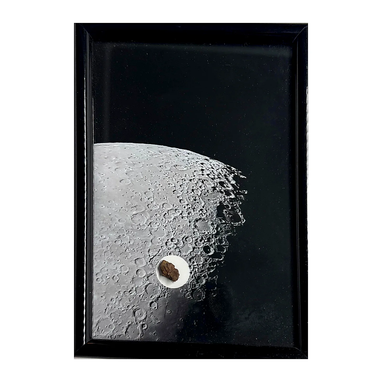 Photo surface lunaire avec météorite NWA XXX – cadre noir – vue de face sur fond blanc