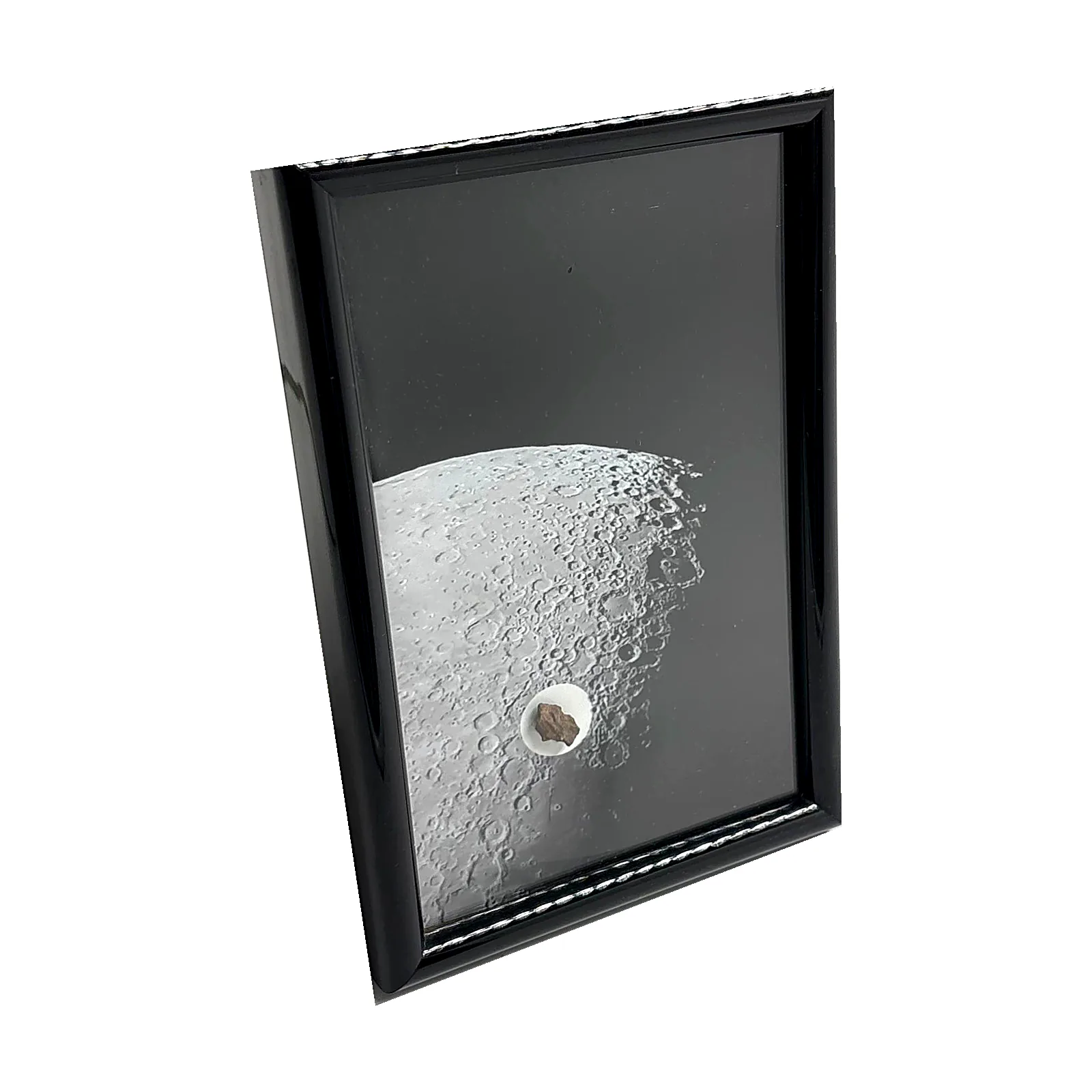 Photo surface lunaire avec météorite NWA XXX – cadre noir – vue de biais