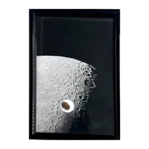 Photo surface lunaire avec météorite NWA XXX – cadre noir
