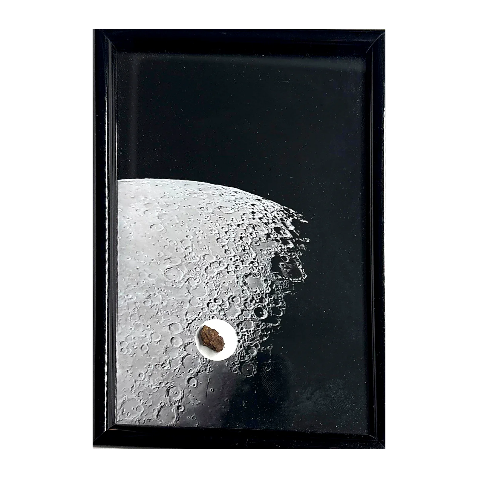Photo surface lunaire avec météorite NWA XXX – cadre noir
