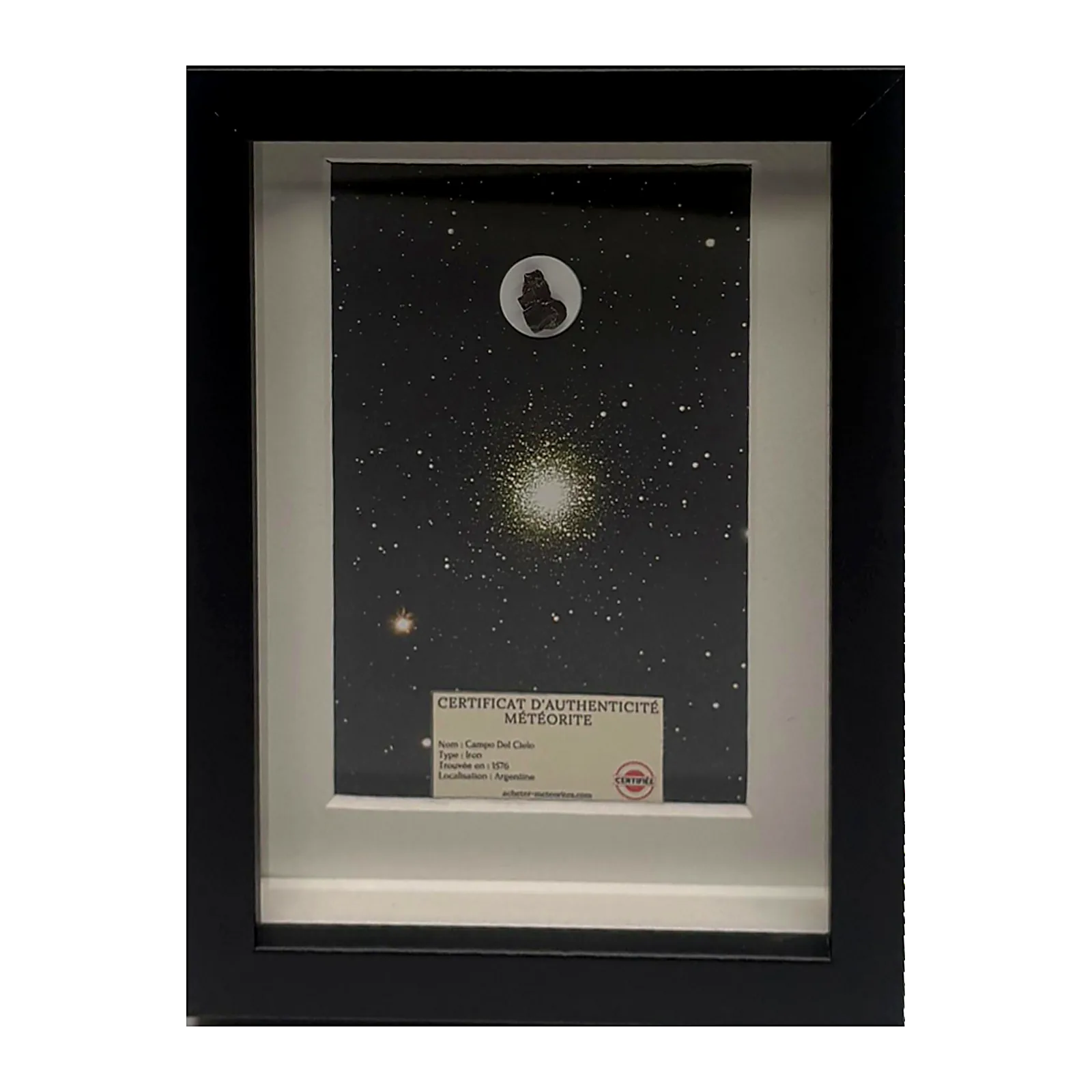 Tableau amas d'Hercule avec météorite Campo del Cielo – cadre noir et passe-partout – vue de face sur fond blanc