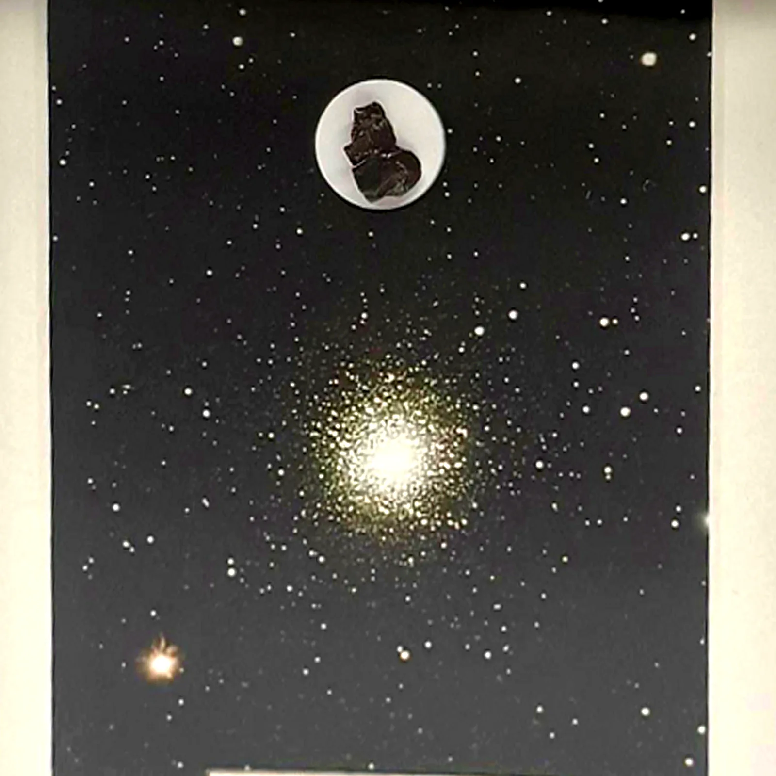 Tableau amas d'Hercule avec météorite Campo del Cielo – cadre noir et passe-partout – gros plan sur la météorite