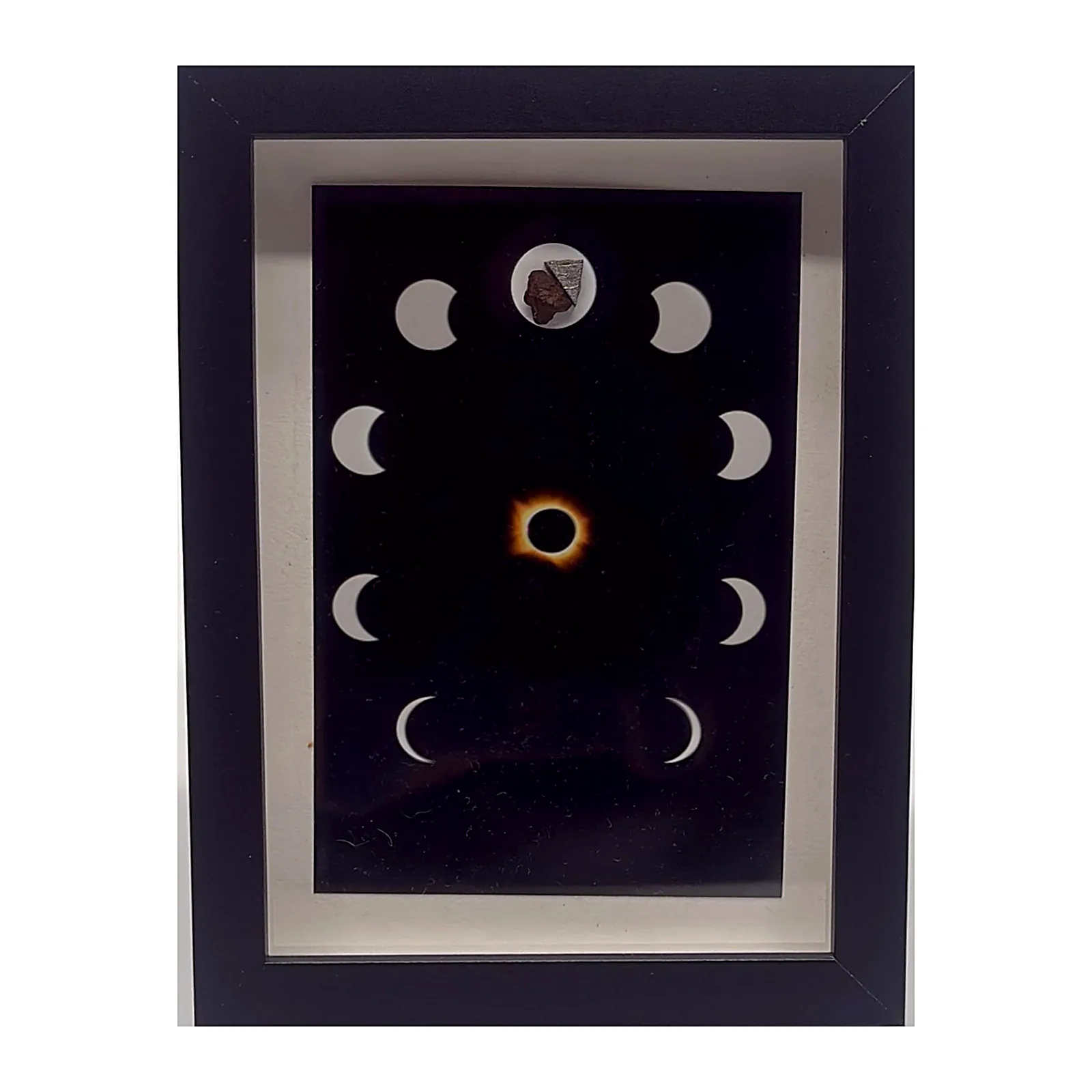 Tableau couronne solaire avec météorites Aletai et NWA 14093 – cadre profondeur – vue de face sur fond blanc