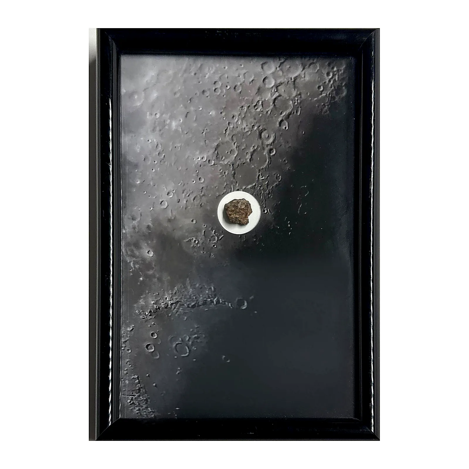 Tableau cratères lunaires avec météorite NWA XXX – cadre noir – vue de face sur fond blanc