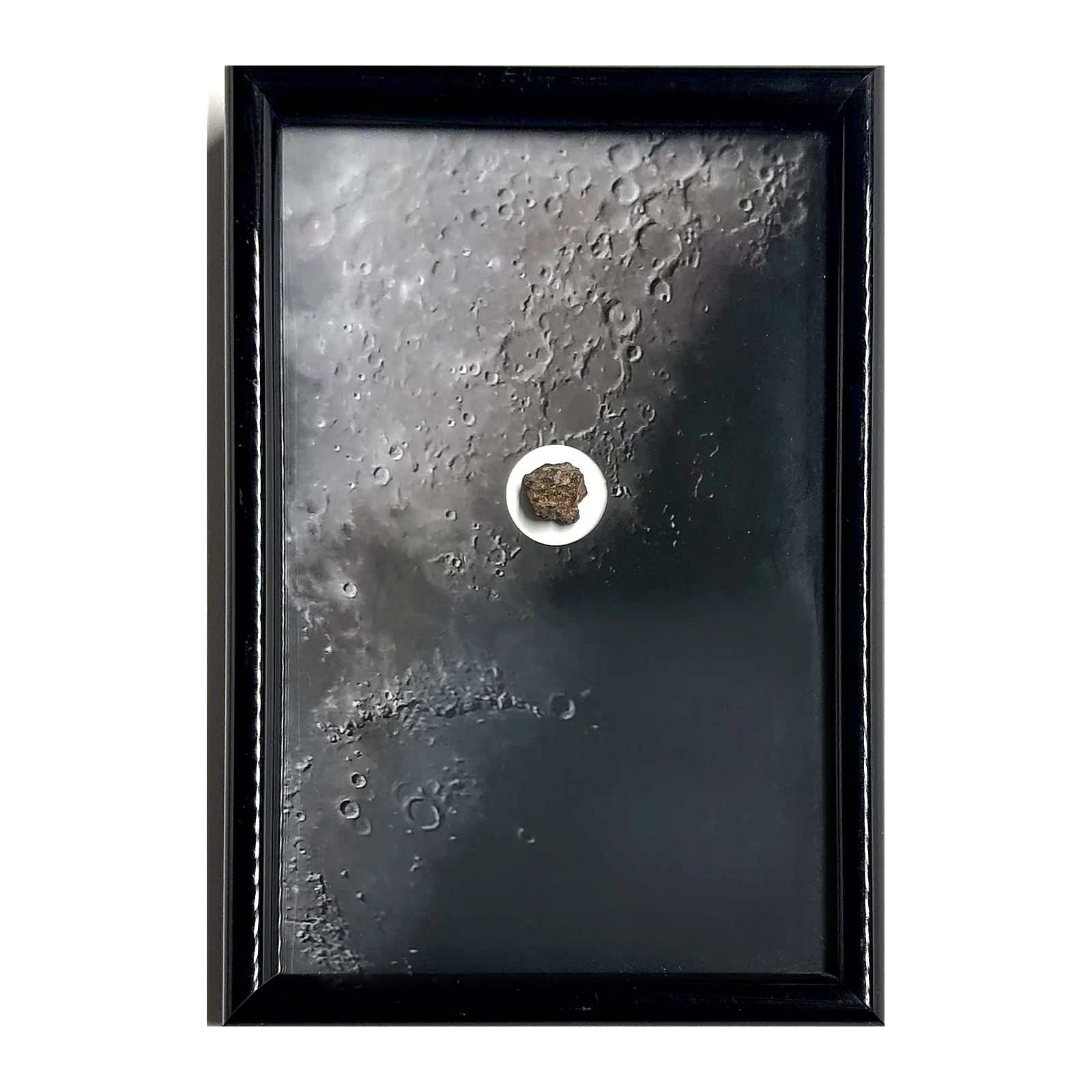 Tableau cratères lunaires avec météorite NWA XXX – cadre noir