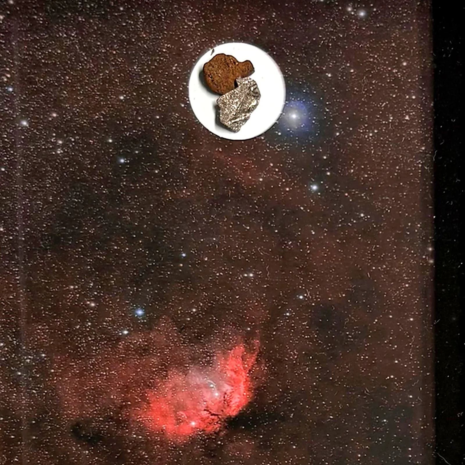 Tableau deux météorites – Gebel Kamil, Aletai et nébuleuse de la Tulipe – gros plan sur la météorite