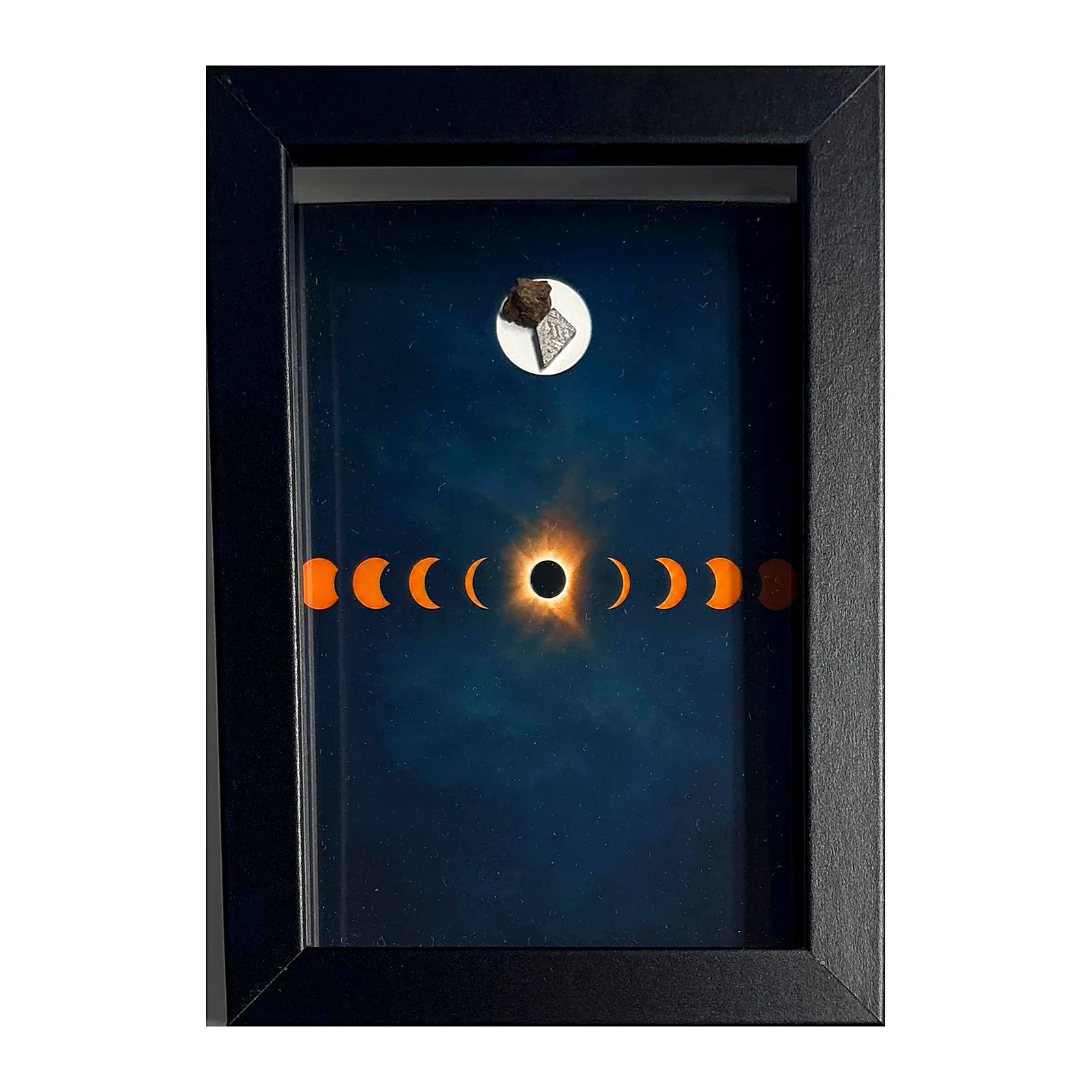 Tableau éclipse solaire avec météorites Aletai et NWA 14093 – cadre profondeur – vue de face sur fond blanc