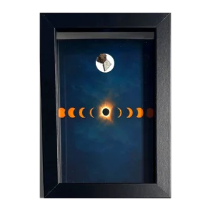 Tableau éclipse solaire avec météorites Aletai et NWA 14093 – cadre profondeur