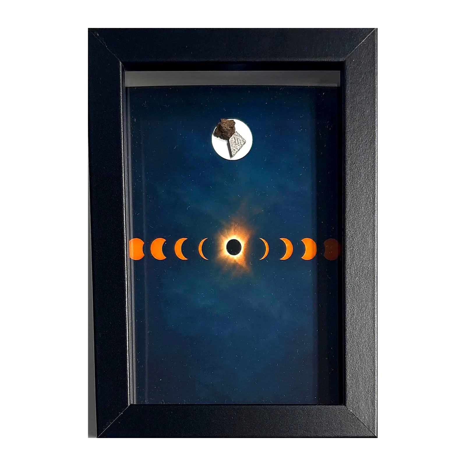 Tableau éclipse solaire avec météorites Aletai et NWA 14093 – cadre profondeur