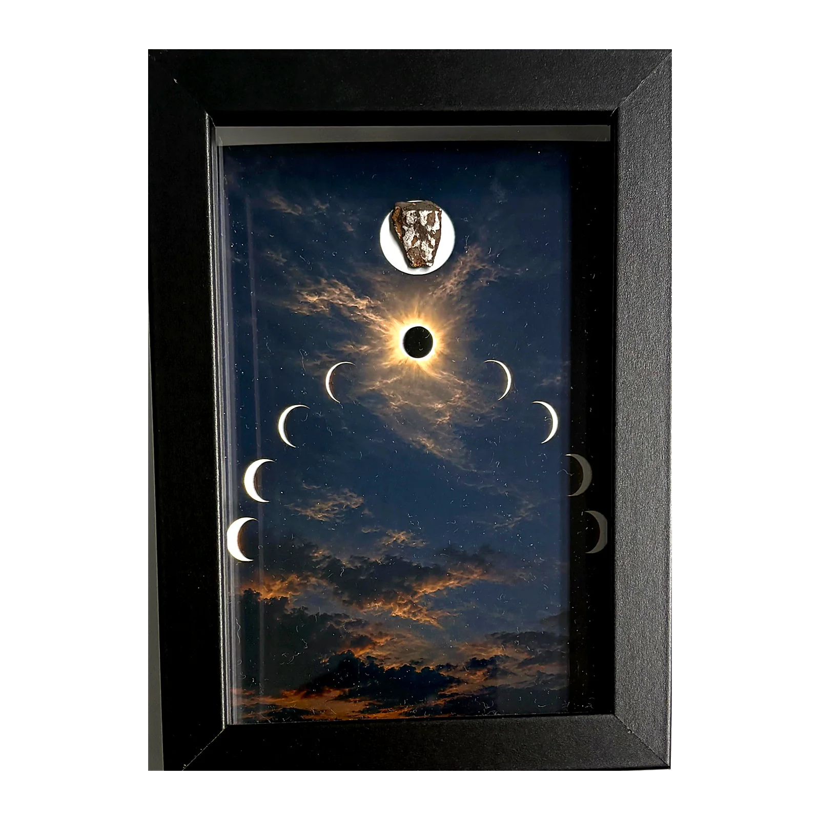 Tableau éclipse totale avec météorite Gebel Kamil – cadre profondeur