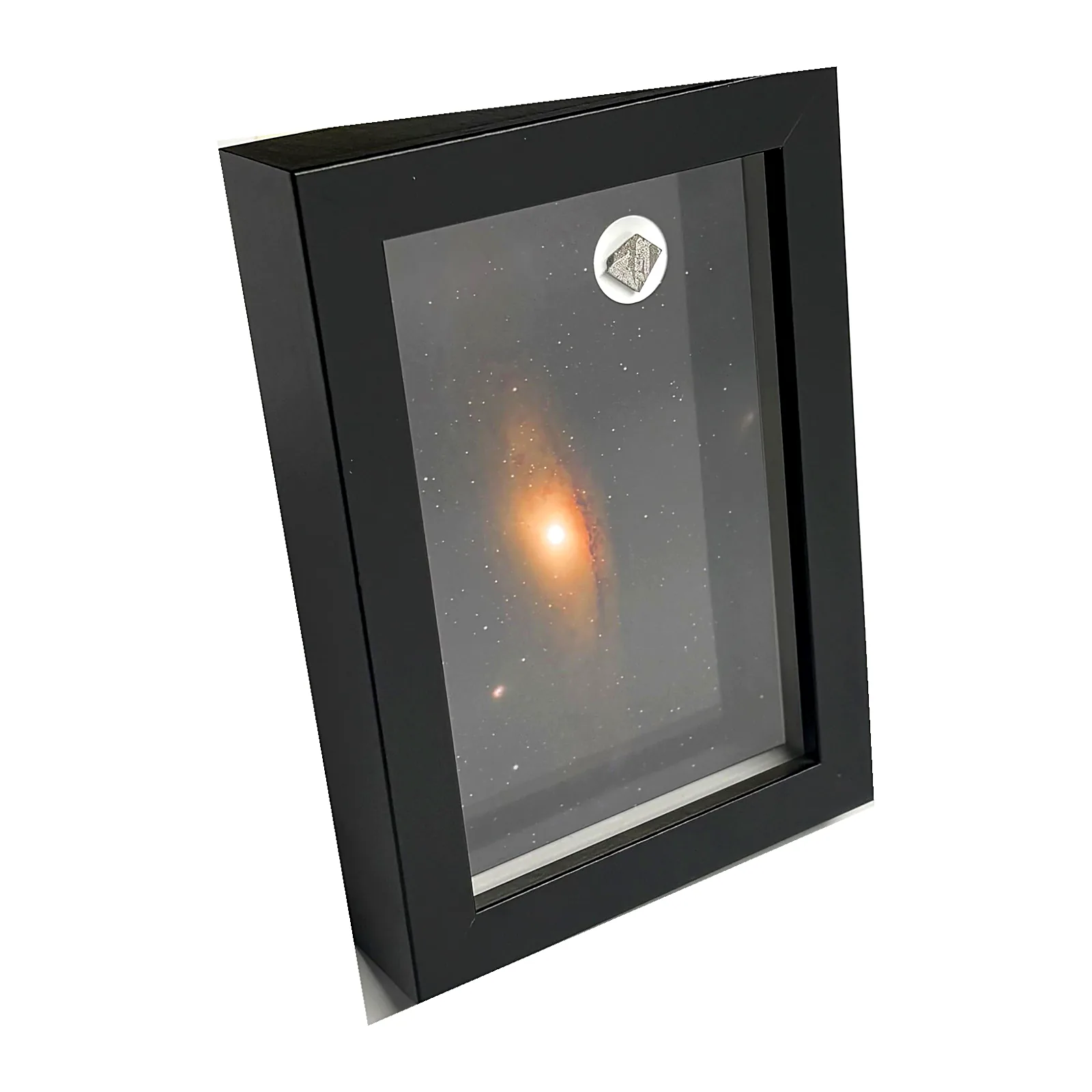 Tableau galaxie dorée avec météorite Aletai – cadre profondeur – vue de biais