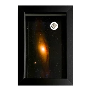 Tableau galaxie dorée avec météorite Aletai – cadre profondeur