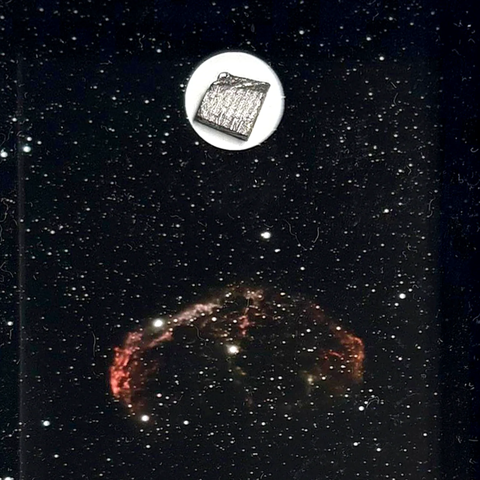 Tableau IC 443 – nébuleuse de la Méduse, météorite Aletai – gros plan sur la météorite