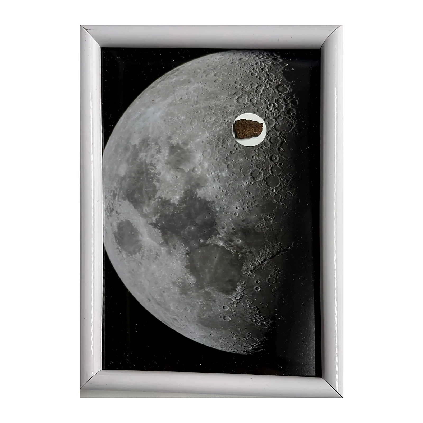 Tableau lune avec météorite NWA XXX – cadre blanc – vue de face sur fond blanc