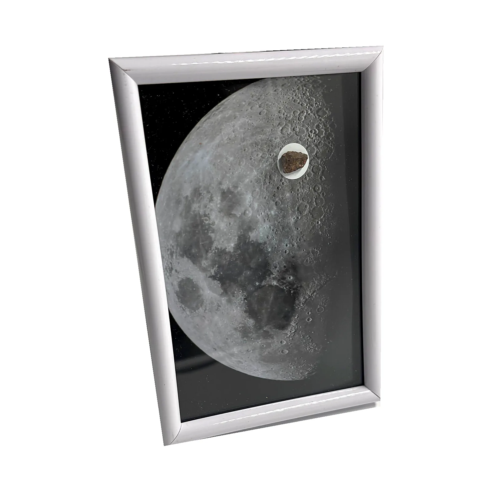 Tableau lune avec météorite NWA XXX – cadre blanc – vue de biais