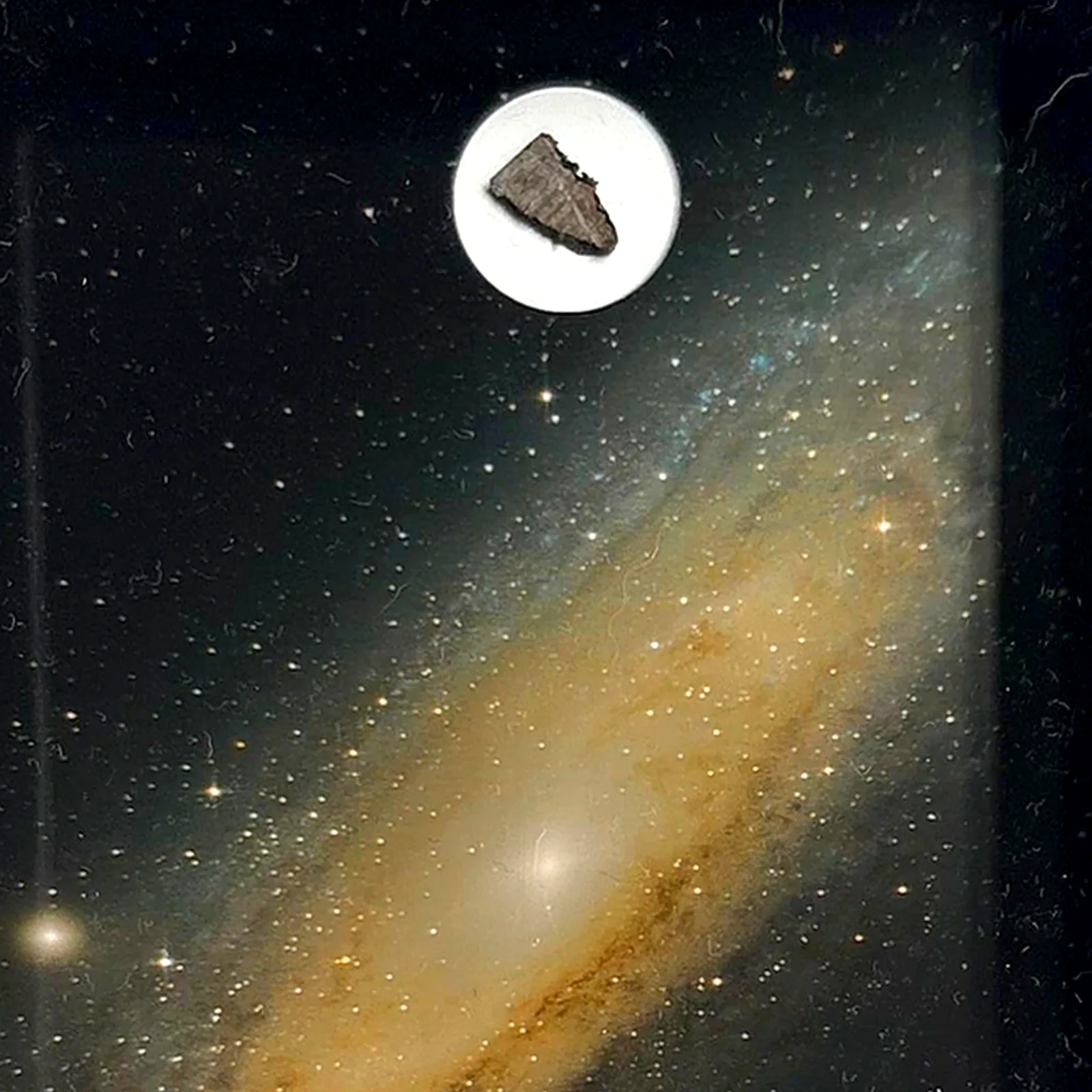 Tableau météorite de fer – Muonionalusta et galaxie d'Andromède – gros plan sur la météorite