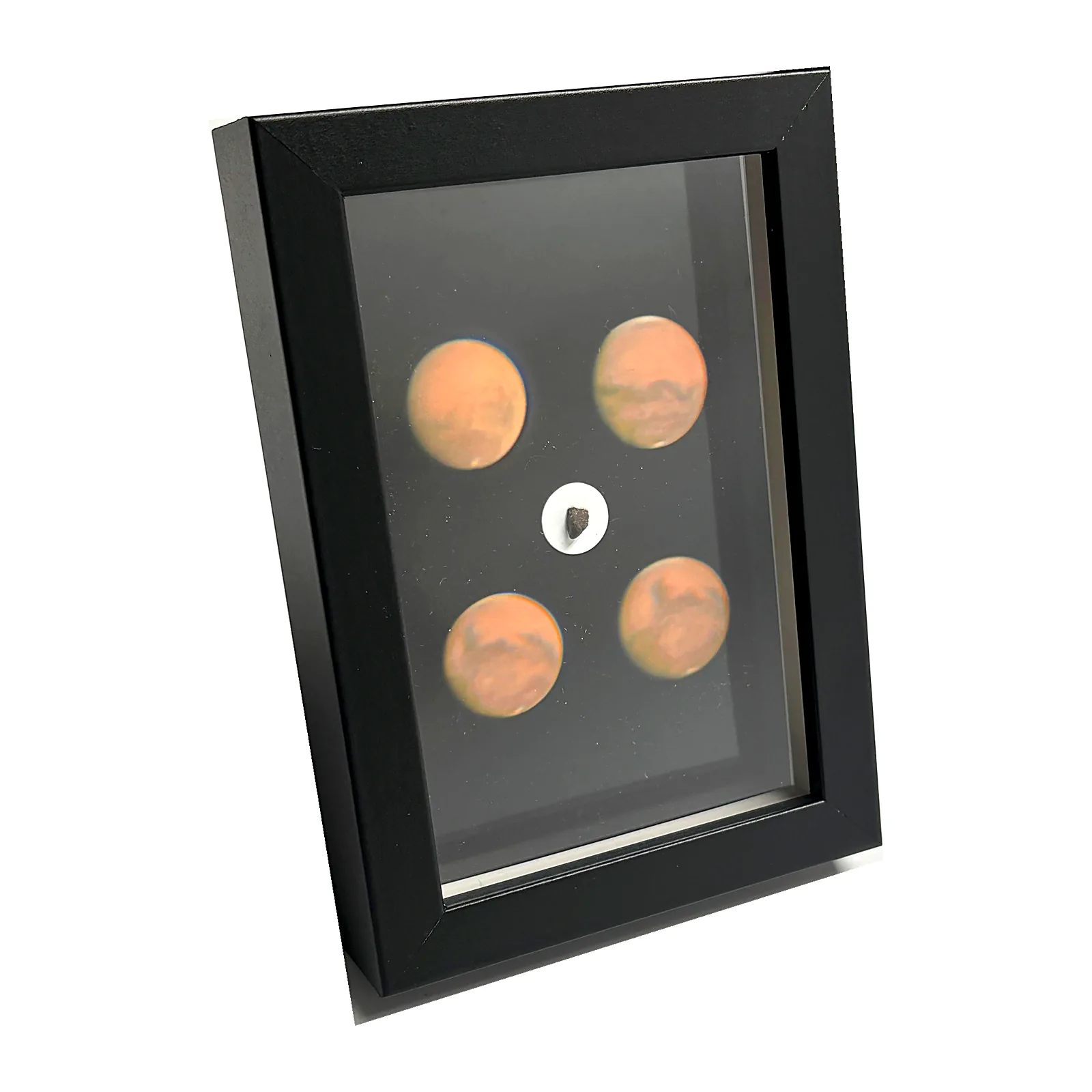 Tableau météorite de Mars – Amgala 001 et quatre visages de la planète rouge – vue de biais