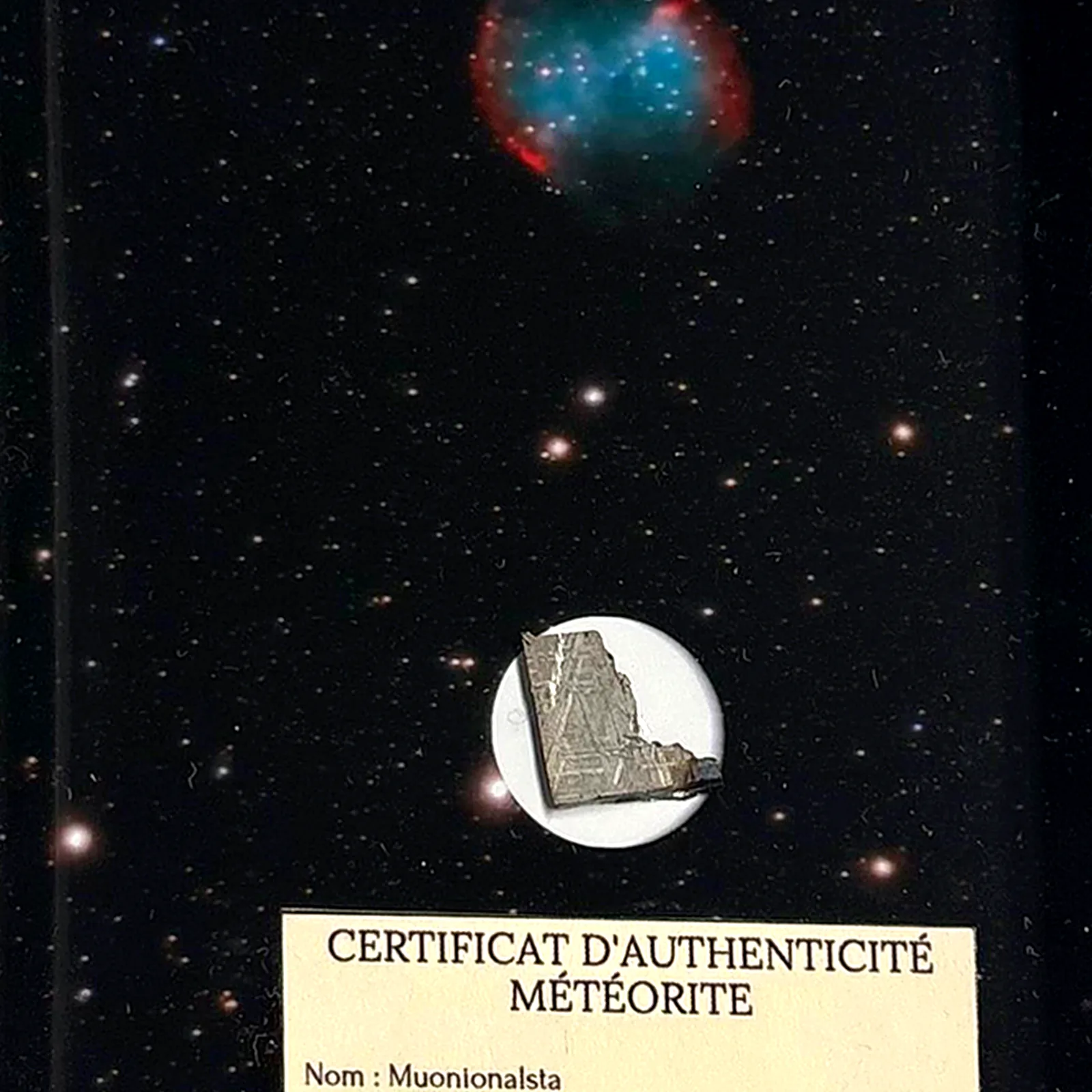 Tableau Muonionalusta – nébuleuse planétaire et météorite de fer – gros plan sur la météorite