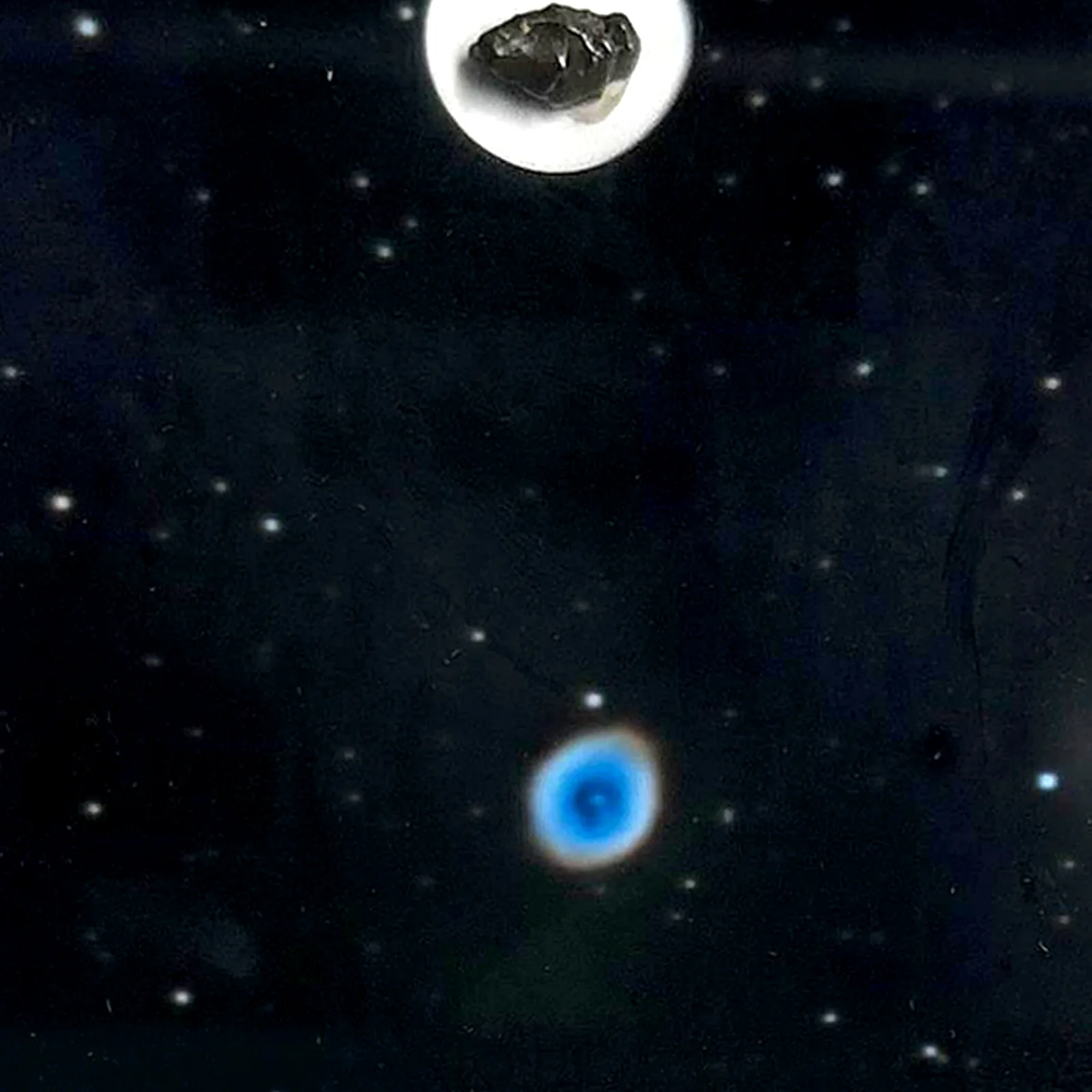 Tableau nébuleuse de l'Anneau avec météorite Campo del Cielo – cadre blanc – gros plan sur la météorite