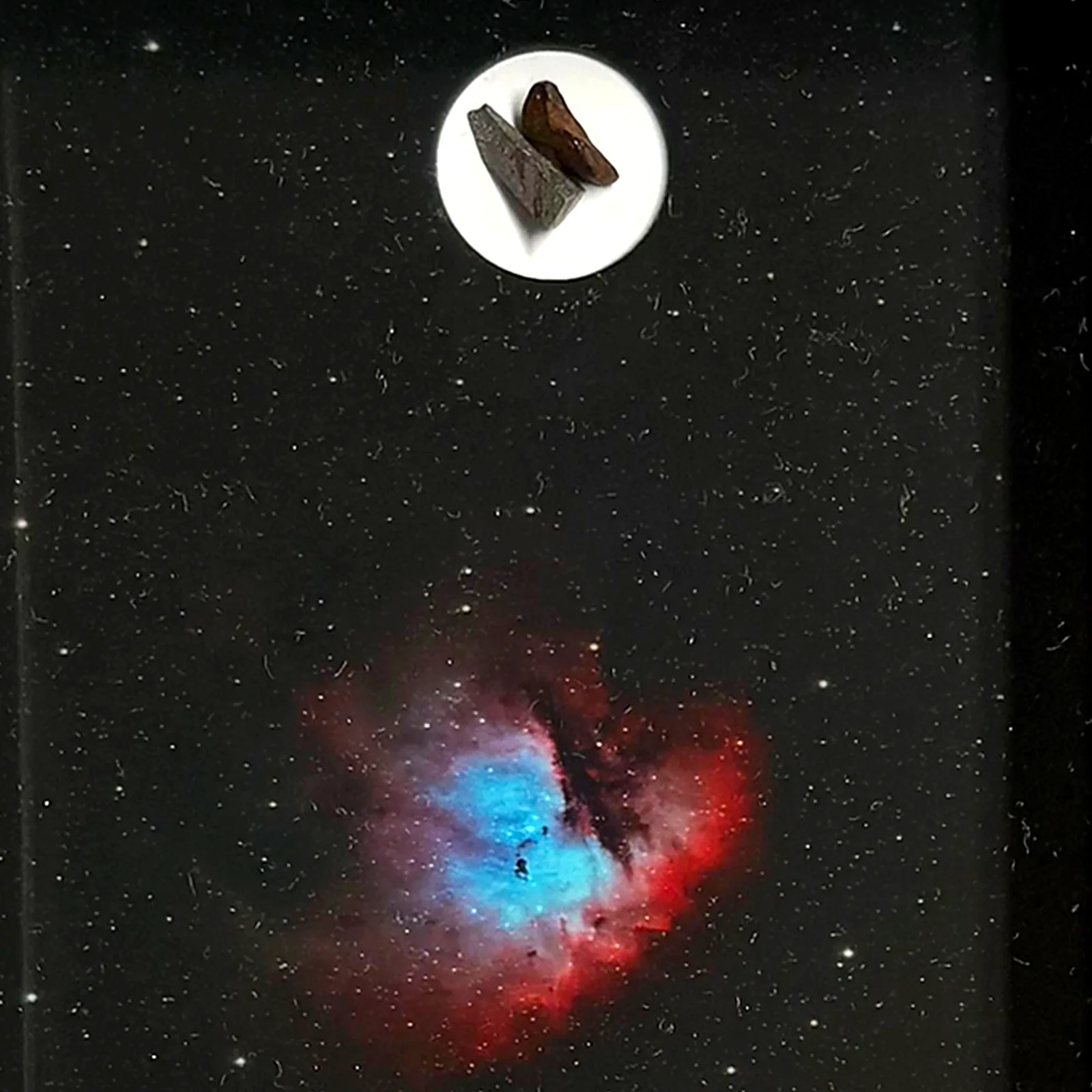 Tableau nébuleuse Pacman avec météorites Gebel Kamil et Aletai – cadre profondeur – gros plan sur la météorite