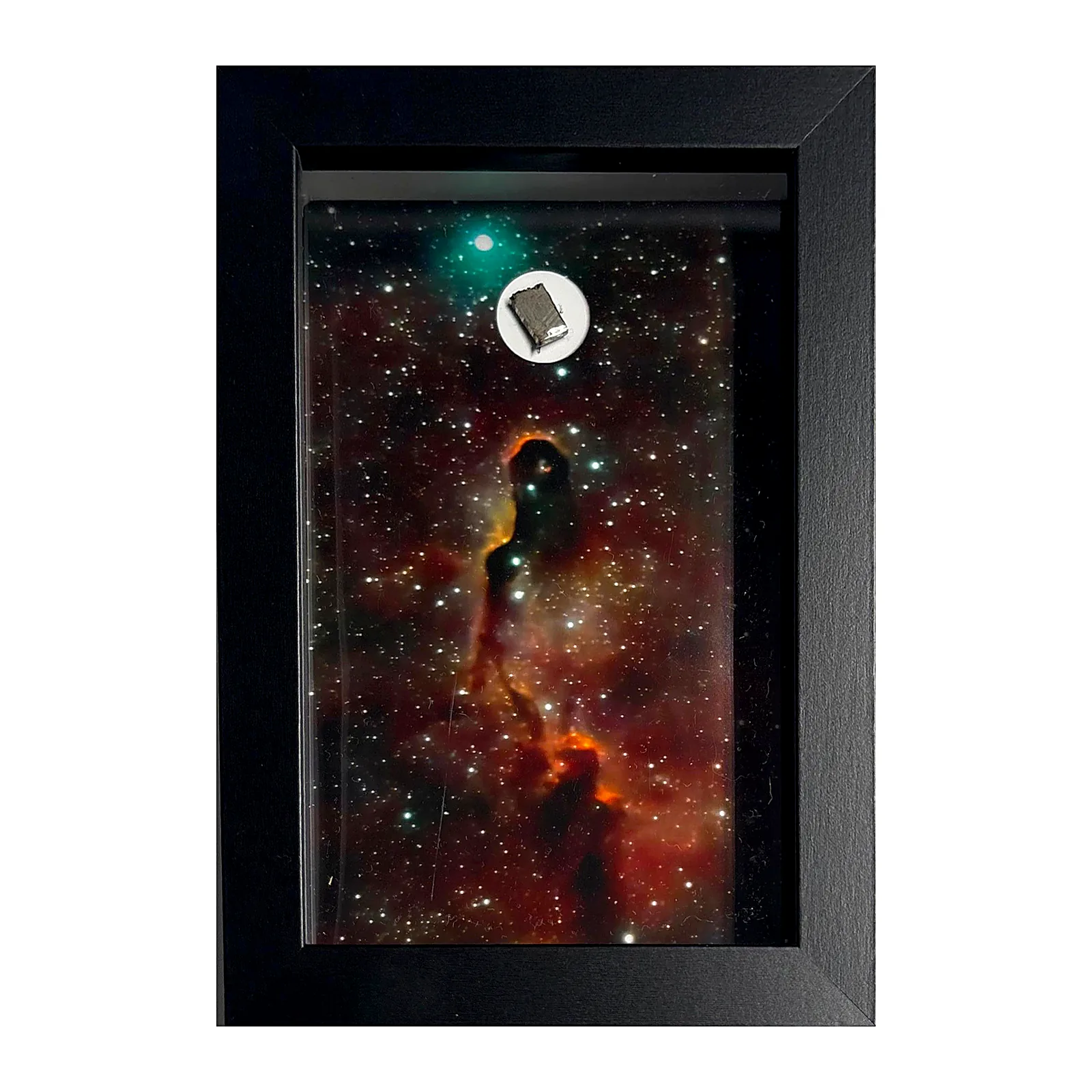 Tableau nébuleuse rouge avec météorite Muonionalusta – cadre profondeur – vue de face sur fond blanc