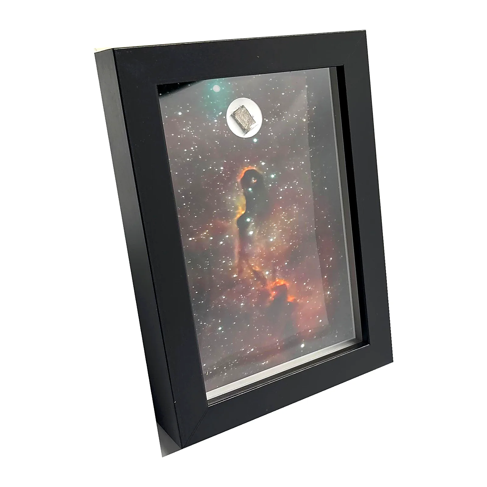 Tableau nébuleuse rouge avec météorite Muonionalusta – cadre profondeur – vue de biais
