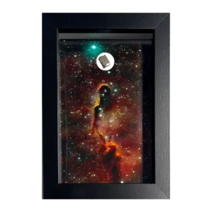 Tableau nébuleuse rouge avec météorite Muonionalusta – cadre profondeur
